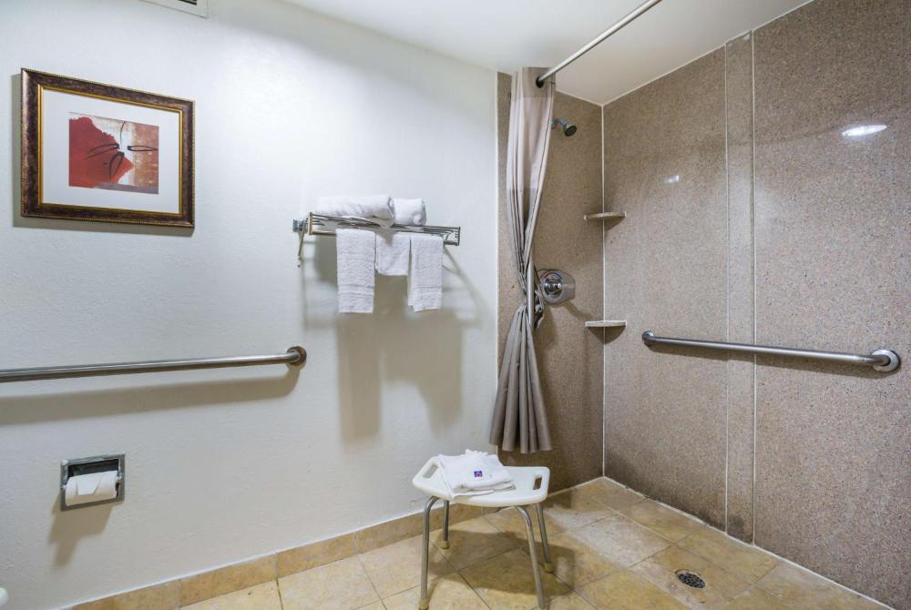 King Room with Roll-in Shower - Disability Access - Non-Smoking interior