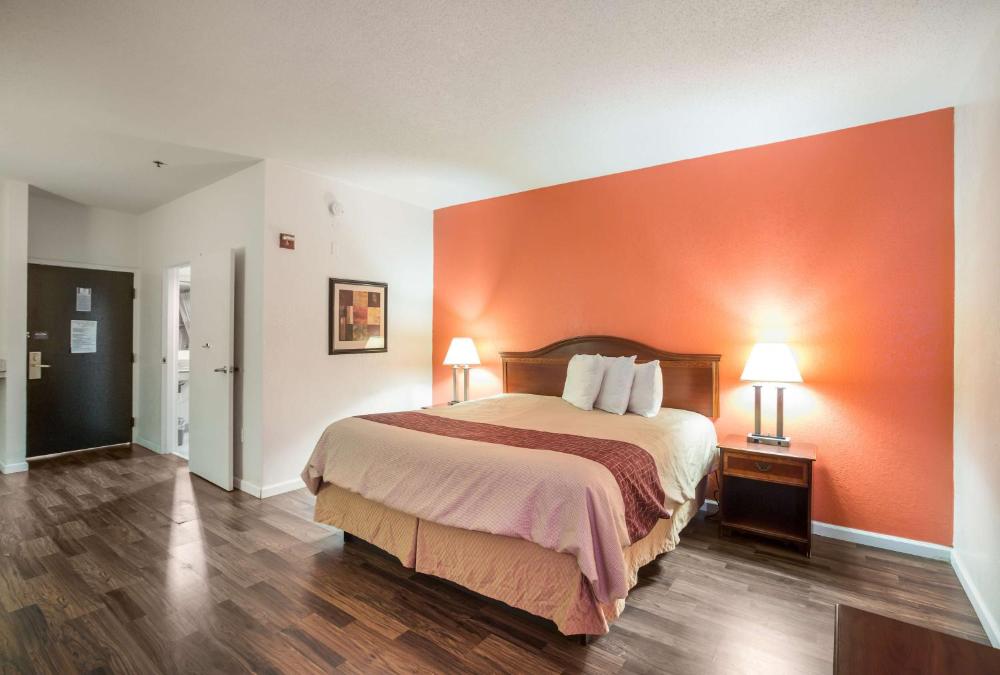 King Room - Non-Smoking interior